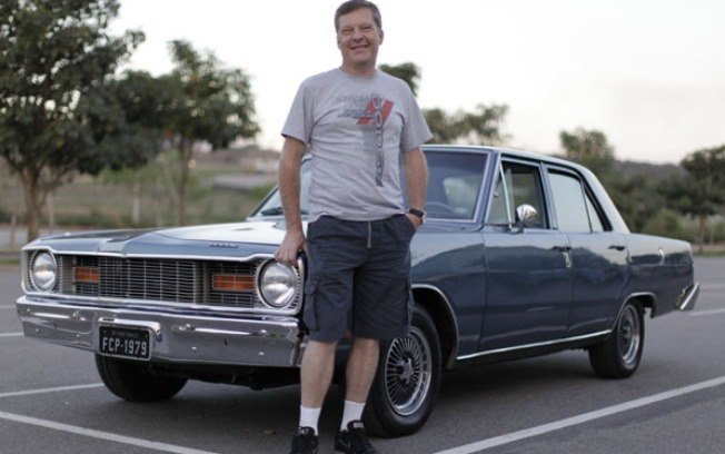 Fábio Pagotto, colecionador de carros e especialista em carros antigos, ao lado do seu Dodge Dart 1979