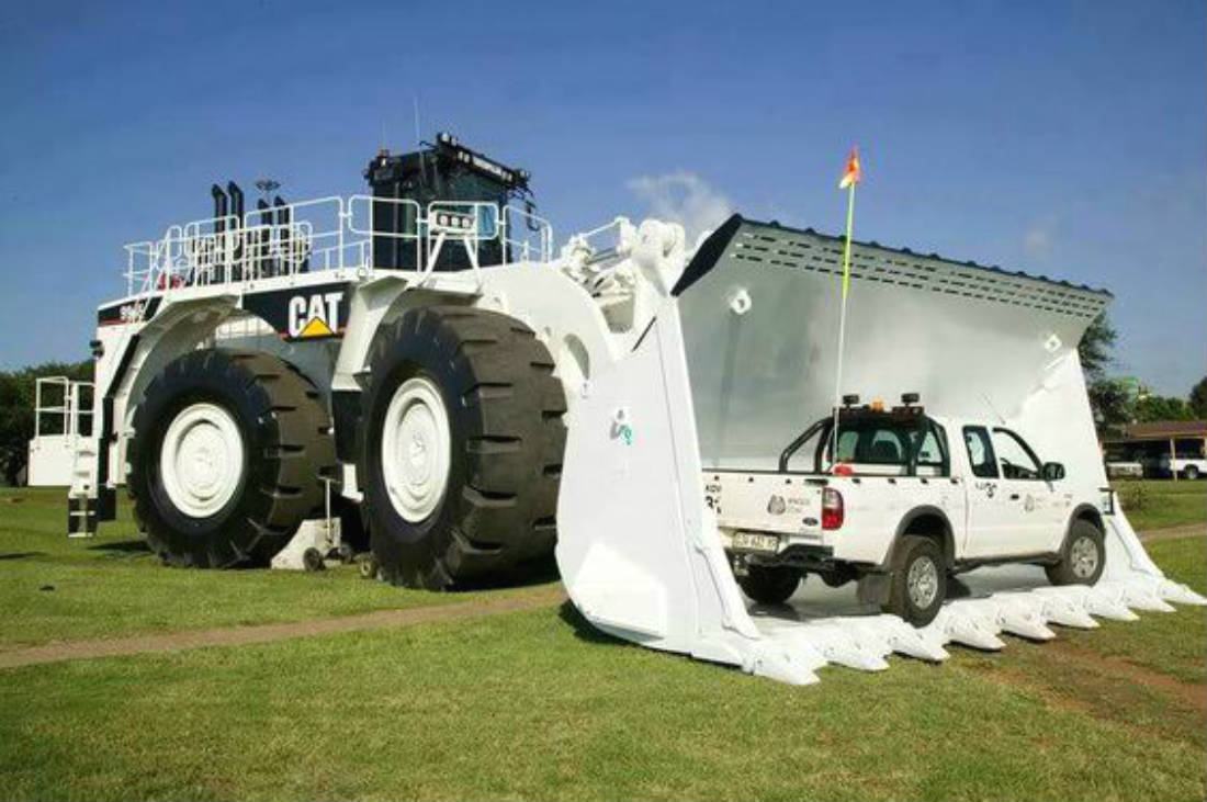 TratorPaCarregadeiraCAterpillar Monstro: esse é o maior Trator Pá Carregadeira da Caterpillar no mundo (que carrega 45t e tem 1763cv) TratorPaCarregadeiraCAterpillar