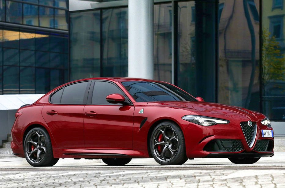 ALFA ROMEO GIULIA Os sedãs alemães dominam o segmento de médios de luxo no Brasil e quem não está por aqui, mas seria bem-vindo é o Alfa Romeo Giulia. O modelo tem o costumaz charme dos carros da marca italiana com tecnologia e estabilidade para brigar de igual para igual. As opções de entrada tem um motor 2.0 turbo de 200 cv, mas nos interessa a Quadrifoglio, com um V6 biturbo desenvolvido com a Ferrari de 510 cv Foto: DIVULGAÇÃO