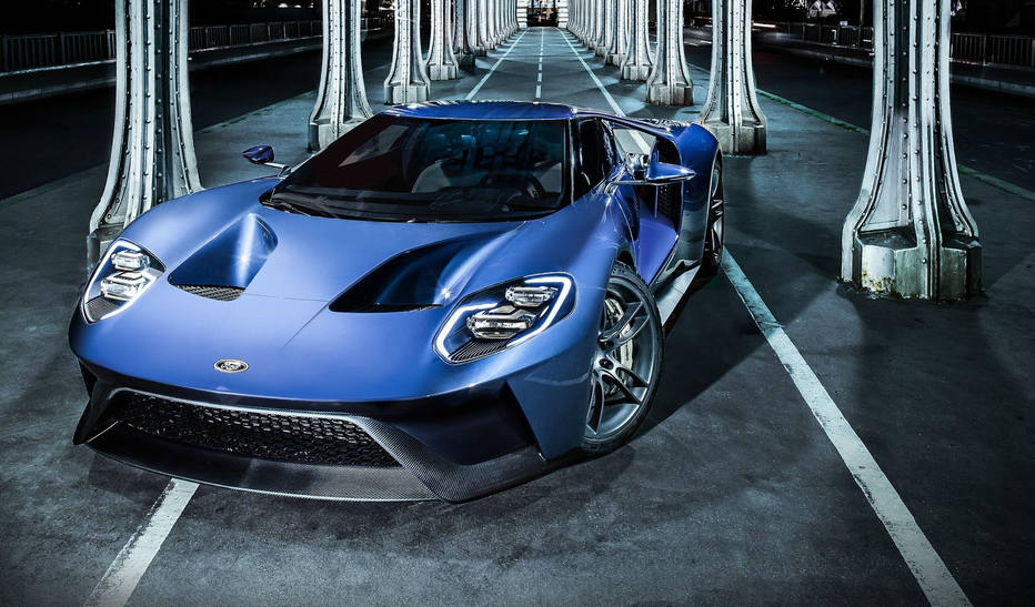 FORD GT A versão moderna do superesportivo da Ford é um sonho de consumo, mas que passa longe daqui. Ele esteve no Salão do Automóvel, mas apenas para babarem sobre ele. O carro que era pra ter apenas 500 unidades produzidas em dois anos fez tanto sucesso que dobrou a quantidade e o tempo de fabricação. Com rodas de fibra de carbono e motor V6 3.5 biturbo com mais de 600 cv, ele seria um rival e tanto para o novo Audi R8 e também para a Ferrari 488 GTB Foto: DIVULGAÇÃO