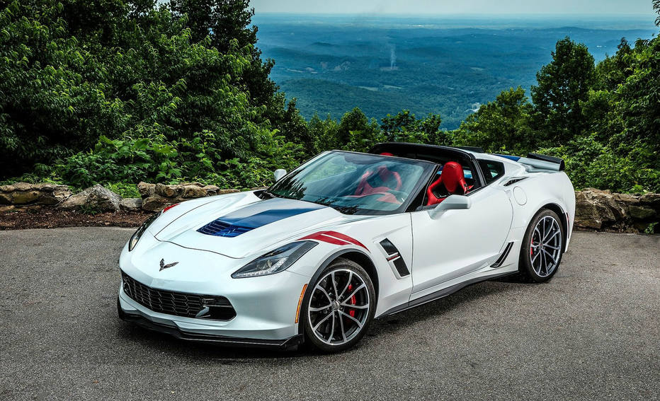 CHEVROLET CORVETTE Se a Ford deveria oferecer o GT, a Chevrolet peca em não fazer o mesmo com seu esportivo, o Corvette. O modelo que, por anos, foi a única opção de superesportivo americano para bater os rivais, nunca pisou no Brasil por importação oficial. A marca já considerou a importação, mas nunca foi para frente. Na versão Grand Sport (acima), tem motor V8 6.2 de 460 cv, suspensão melhorada, diferencial eletrônico e para-lamas mais largos para acomodar as rodas mais largas e discos de freios maiores Foto: DIVULGAÇÃO