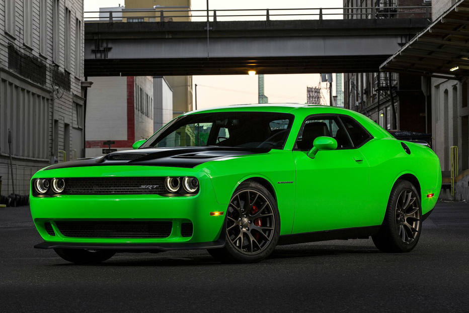 DODGE CHALLENGER SRT HELLCAT Outro que passou pelo Salão do Automóvel, unicamente para fazer vontade, foi o Challenger SRT Hellcat, versão anabolizada do muscle car americano. Dono do motor mais potente já produzido pela Dodge, usa um V8 de 6,2 litros sobrealimentado que gera 717 cv e 89,8 mkgf. Ele é tão brutal que vem com duas chaves, uma libera apenas 500 cv e a outra toda a cavalaria disponível Foto: DIVULGAÇÃO