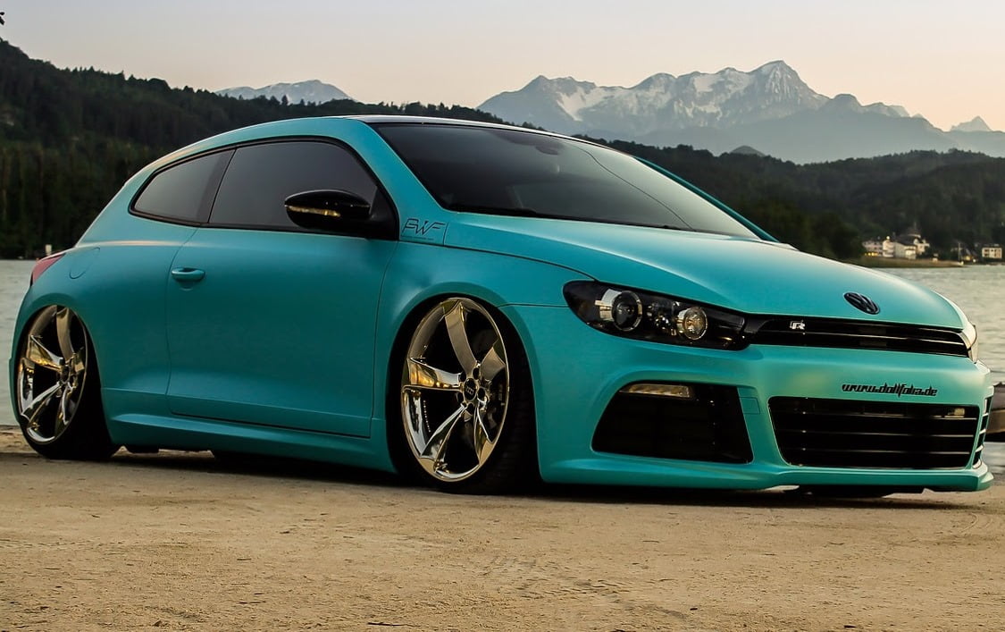 VOLKSWAGEN SCIROCCO R A versão cupê do Golf sempre fez sucesso lá fora e com nossos vizinhos Argentinos, mas nunca pisou por aqui. O Scirocco poderia ser uma opção melhor ao Fusca, apesar do apelo emocional do retrô. Tem os mesmos motores do Golf, como o 1.4 turbo, mas com 125 cv e o 2.0 de 180 cv ou ainda com 220 cv, como no GTI, ou ainda a versão R de 280 cv, que tem 20 cv a menos que o Golf R Foto: DIVULGAÇÃO