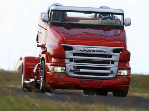 Conheça o 'Red Pearl', o único Scania conversível do mundo com 1.000 cv