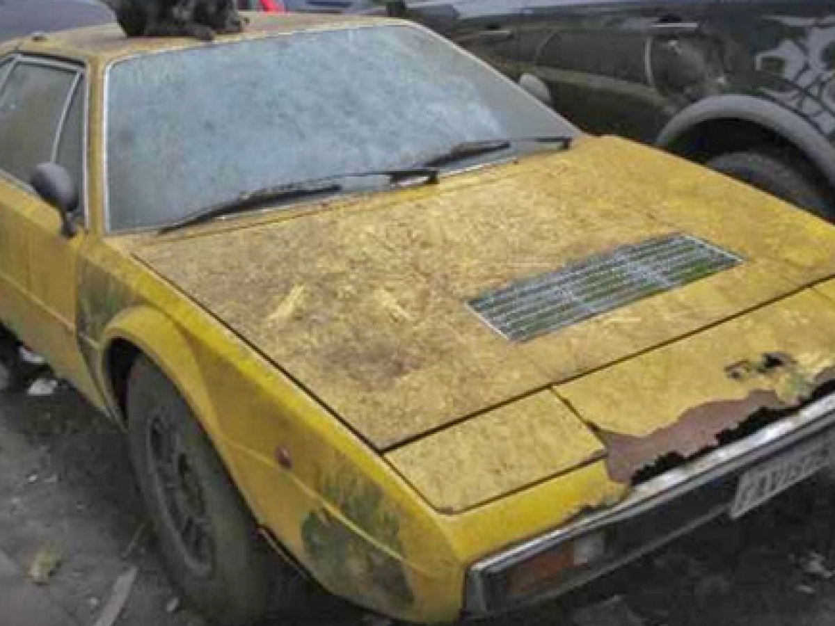 Amarelo Ferrari Em Carro Antigo