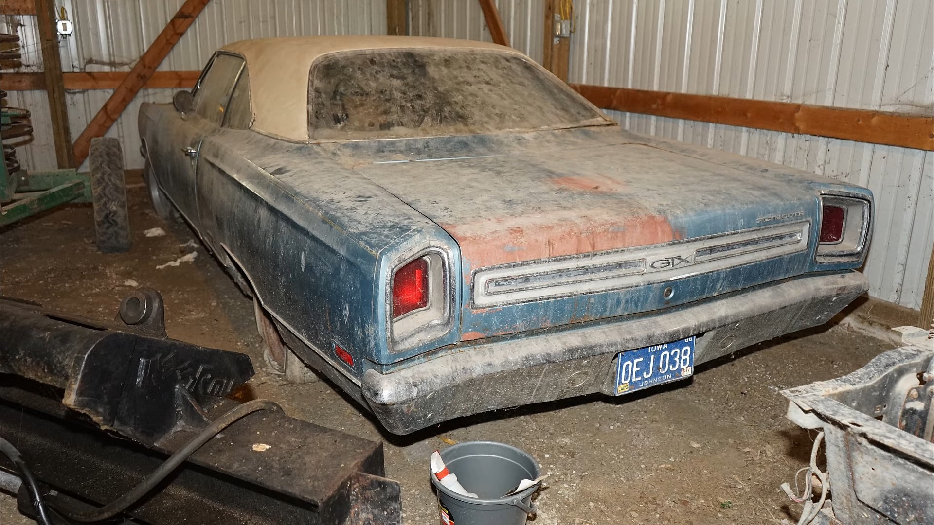 1969 plymouth gtx barn find discovered with 10000 in cash under the driver s seat 5