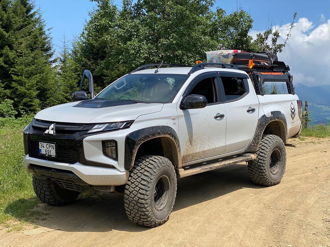 new mitsubishi l200 triton looks cool with suspension lift and body kit 1