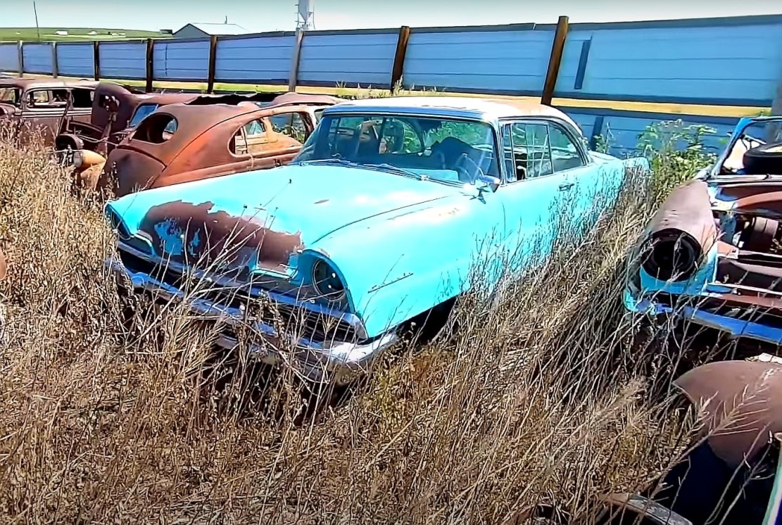 Dezenas de Carros Clássicos Antigos foram encontrados em armazém / Foto: IowaClassicCars / YouTube