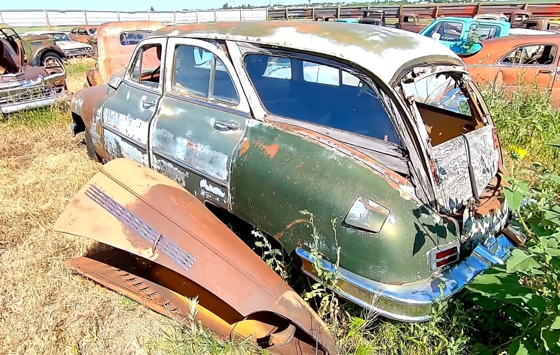 Dezenas de Carros Clássicos Antigos foram encontrados em armazém / Foto: IowaClassicCars / YouTube