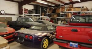 22 carros antigos avaliados em mais de R$ 5 milhões são encontrados abandonados Mais de 20 carros clássicos de colecionador são encontrados em celeiro abandonado nos Estados Unidos — Foto: Reprodução